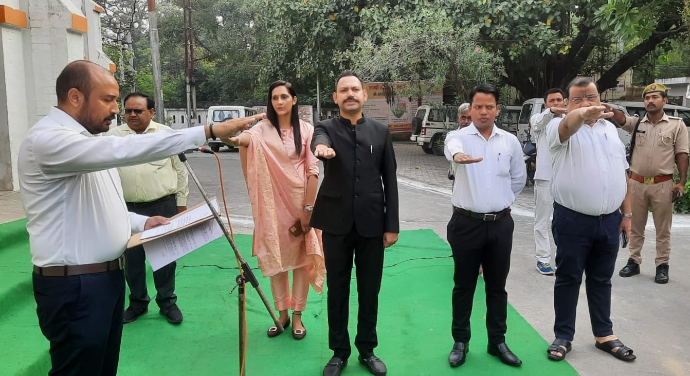 बिजनौर कलक्ट्रेट में अधिकारियों को शपथ दिलाते एडीएम। बिजनौर कलक्ट्रेट में अधिकारियों को शपथ दिलाते एडीएम।