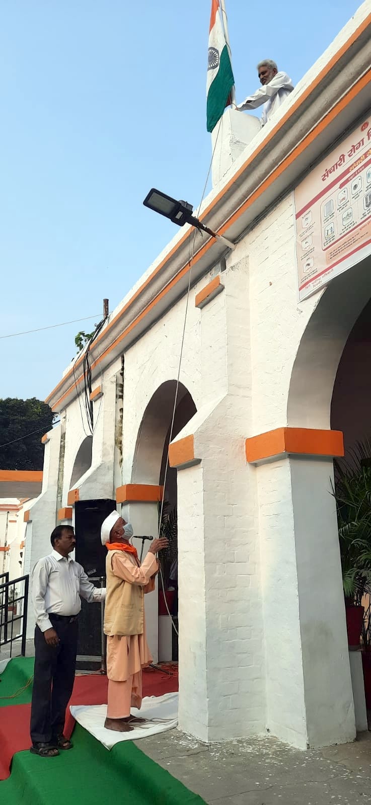 बिजनौर में नेहरू स्टेडियम में गांधी जयंती पर घ्वजारोहण करते स्वतंत्रता संग्राम सेनानी का लेखरा? बिजनौर में नेहरू स्टेडियम में गांधी जयंती पर घ्वजारोहण करते स्वतंत्रता संग्राम सेनानी का लेखरा?