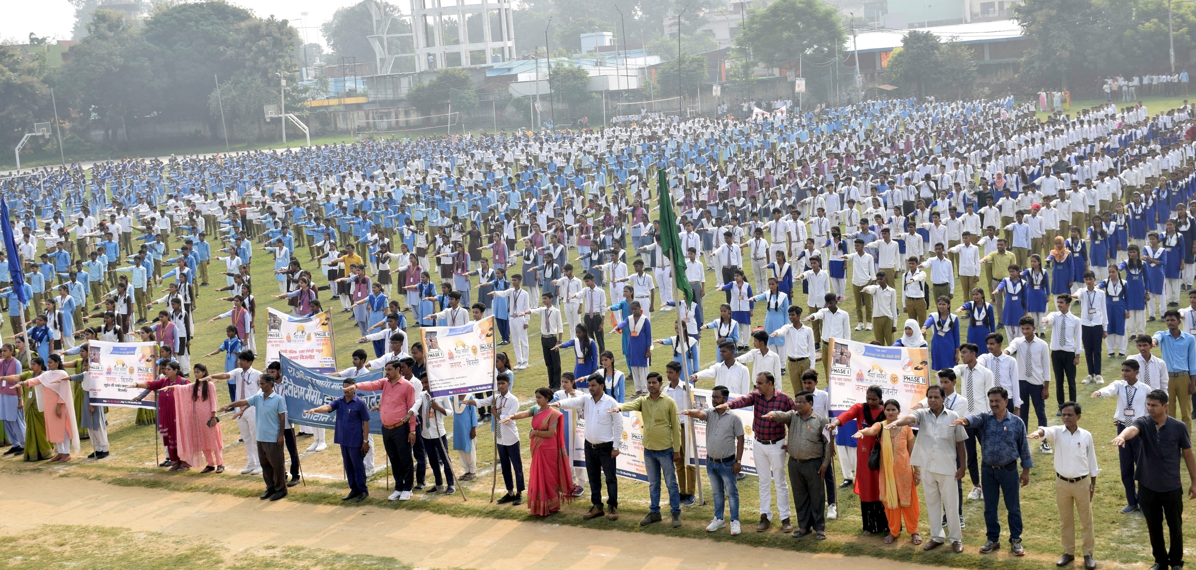 बिजनौर में नेहरू स्टेडियम में गांधी जयंती पर नशा मुक्ति की शपथ लेते छात्र छात्राएं। बिजनौर में नेहरू स्टेडियम में गांधी जयंती पर नशा मुक्ति की शपथ लेते छात्र छात्राएं।