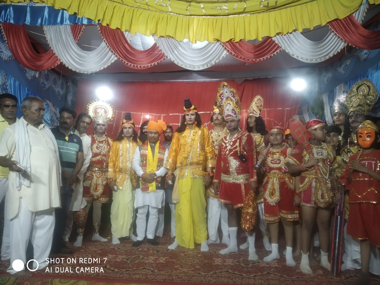 बड़गांव में रामलीला के पात्रों के साथ राज्य मंत्री बृजेश सिंह बड़गांव में रामलीला के पात्रों के साथ राज्य मंत्री बृजेश सिंह