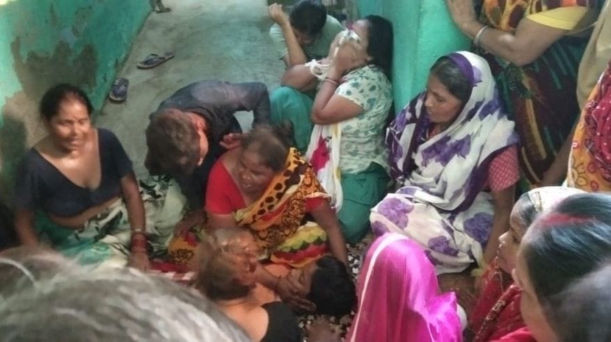फोटो-22-रोते बिलखते परिजन संडीला फोटो-22-रोते बिलखते परिजन संडीला