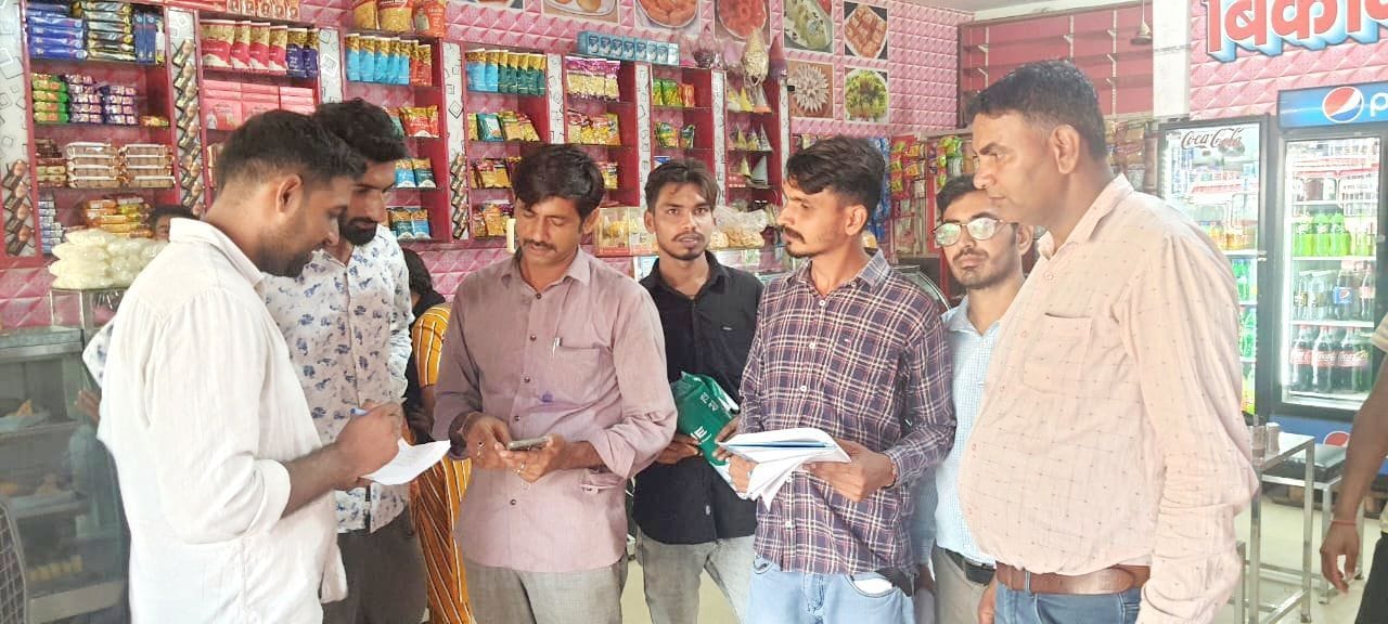 जलभराव प्रभावित दुकानों में नुकसान को लेकर सर्वे करते टीम के सदस्य। जलभराव प्रभावित दुकानों में नुकसान को लेकर सर्वे करते टीम के सदस्य।