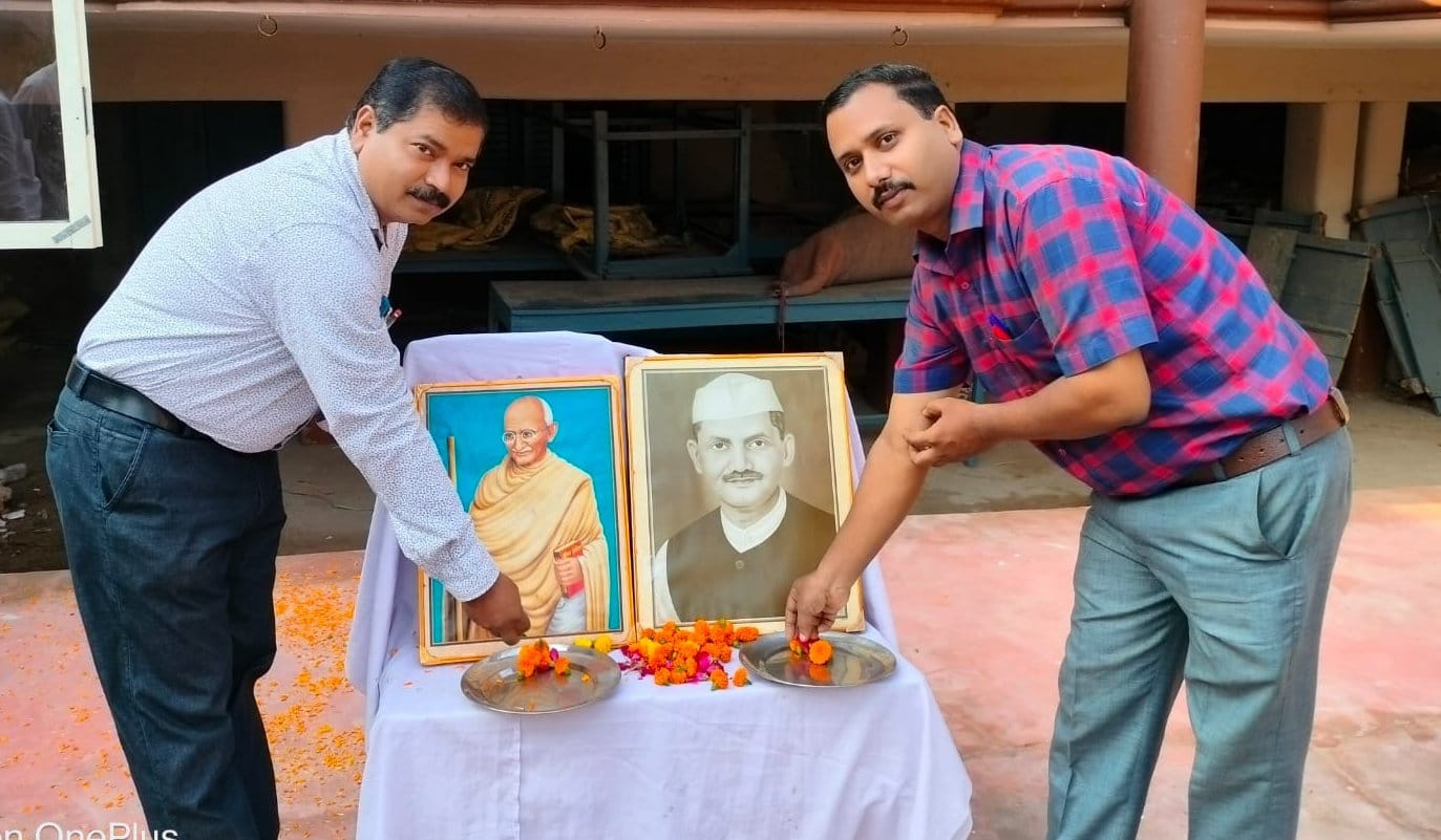 झिंझाना के आरएसएस इंटर कॉलेज में महात्मा गांधी  लाल बहादुर शास्त्री के चित्र पर पुष्प अर्पित करत?