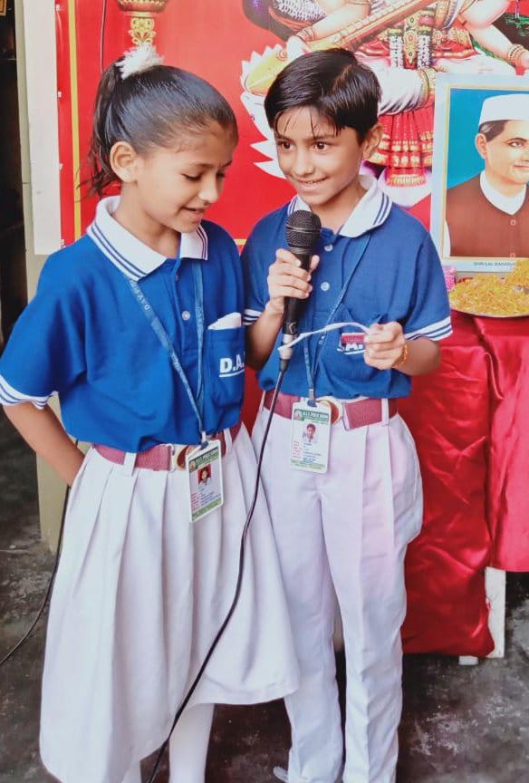 झिंझाना के डीएवी पब्लिक स्कूल में गांधी जयंती पर आयोजित कार्यक्रम में स्वागत गान प्रस्तुत करती ?