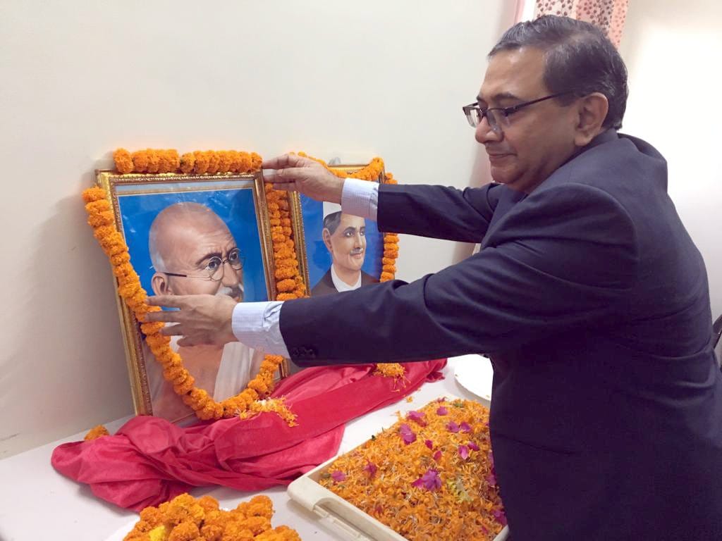 कैराना में गांधी जी व शास्त्री जी के चित्र पर माल्यापर्ण करते जनपद न्यायाधीश गिरीश कुमार वैश्य।