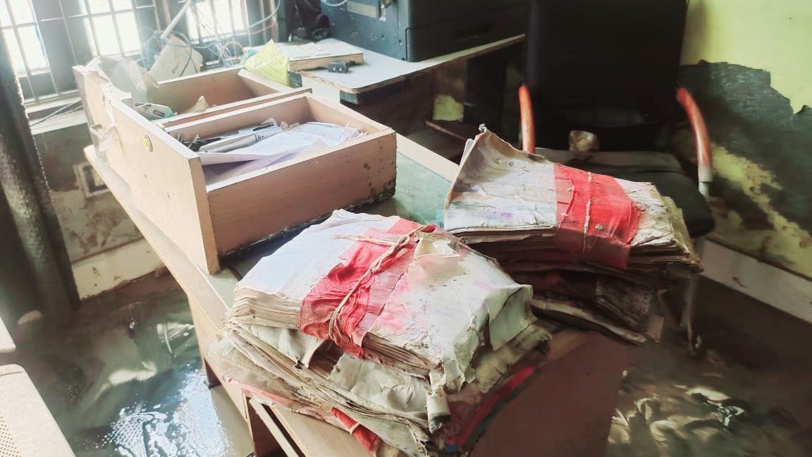 खंड विकास एवं पंचायत अधिकारी कार्यालय में जल भराव से खराब हुआ पड़ा रिकॉर्ड। खंड विकास एवं पंचायत अधिकारी कार्यालय में जल भराव से खराब हुआ पड़ा रिकॉर्ड।