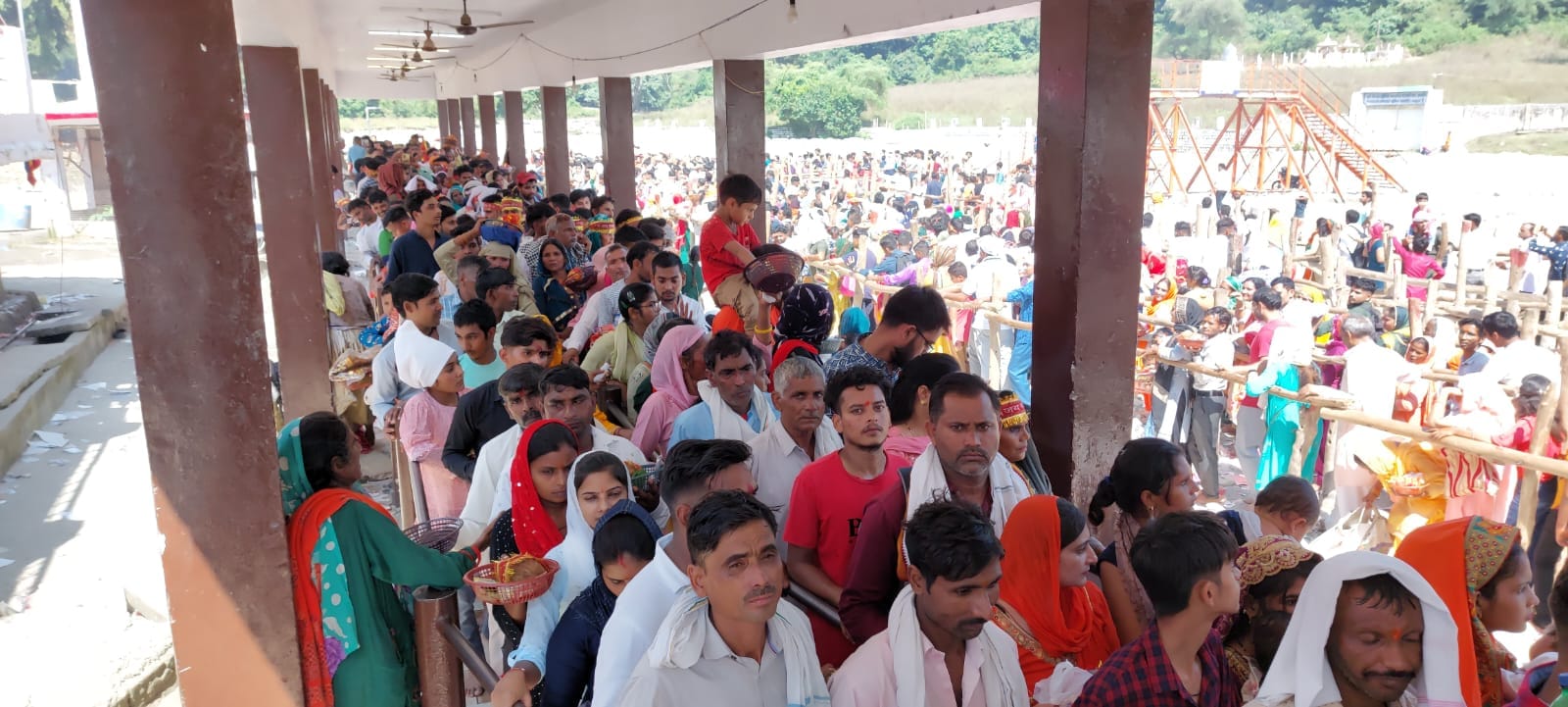 माता के दर्शनों को लाइन में लगे श्रद्वालु माता के दर्शनों को लाइन में लगे श्रद्वालु