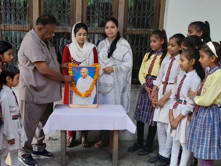 नजीबाबाद के पीएमएस में गांधी जी के चित्र पर माल्यार्पण करते प्रबंधक। नजीबाबाद के पीएमएस में गांधी जी के चित्र पर माल्यार्पण करते प्रबंधक।