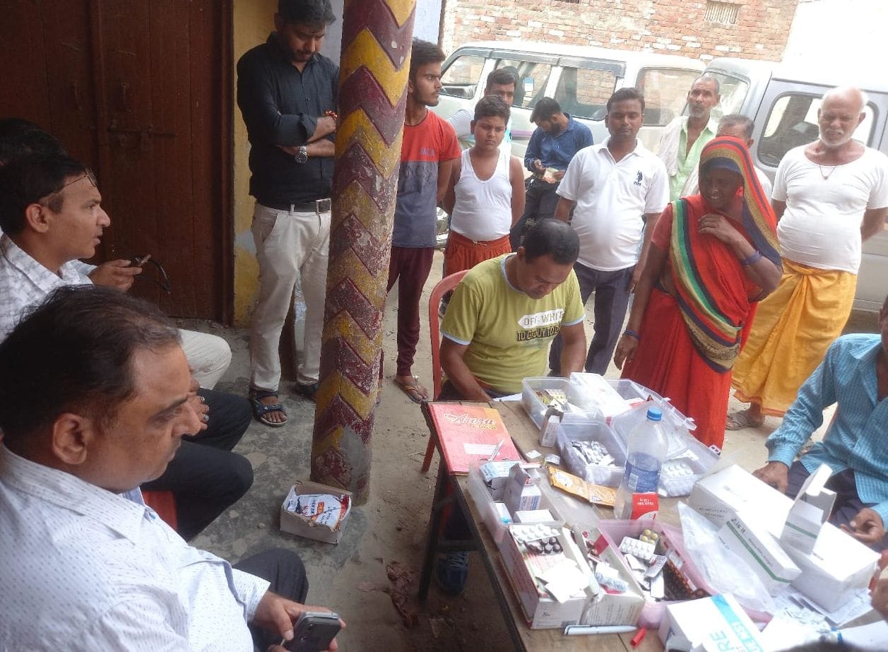 ननाखेड़ा में लगे स्वास्थ्य कैंप में पहुंचे सीएमओ डॉ. प्रदीप वार्ष्णेय। संवाद ननाखेड़ा में लगे स्वास्थ्य कैंप में पहुंचे सीएमओ डॉ. प्रदीप वार्ष्णेय। संवाद