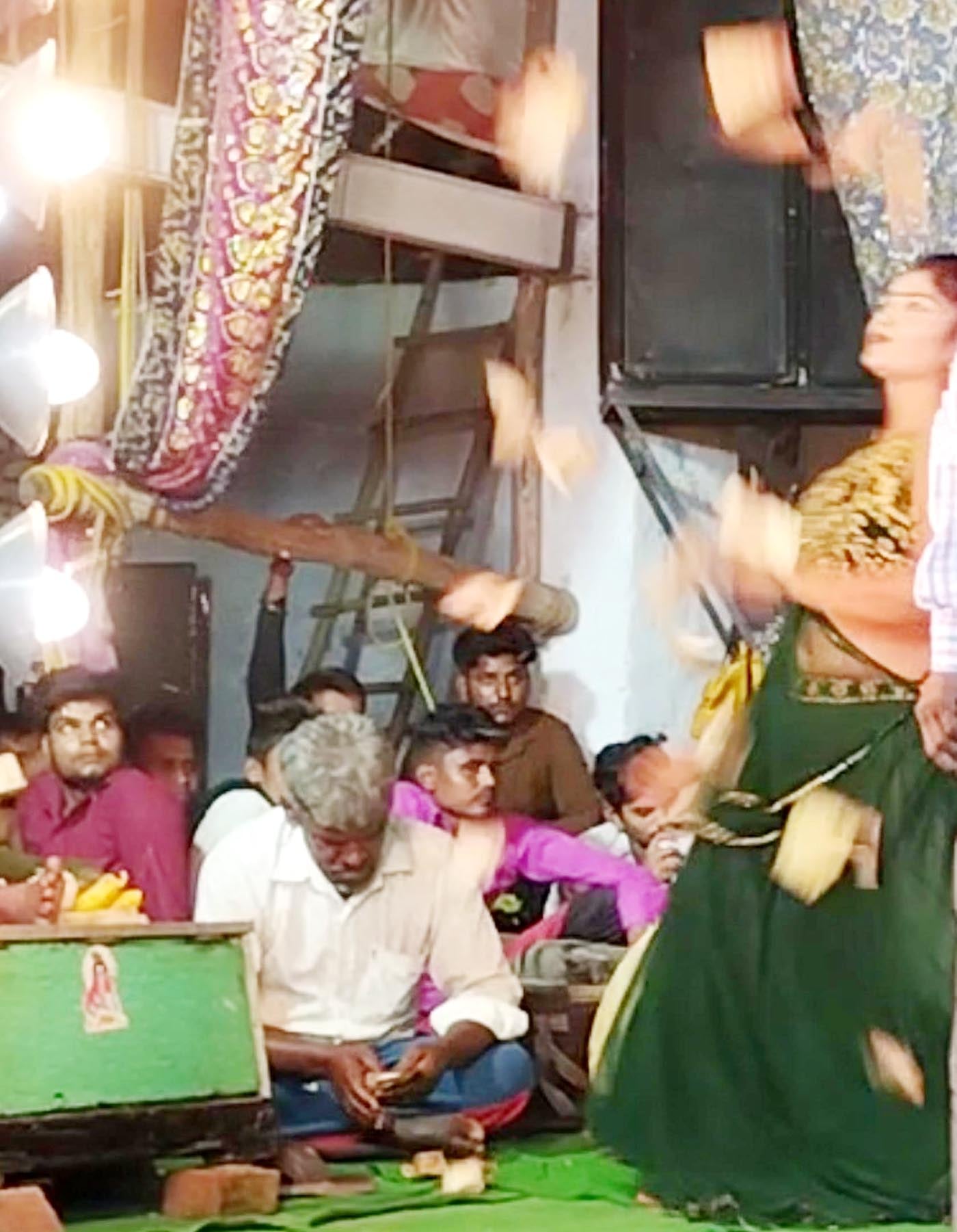 नर्तकी के ऊपर उड़ते नोट। वायरल वीडियो