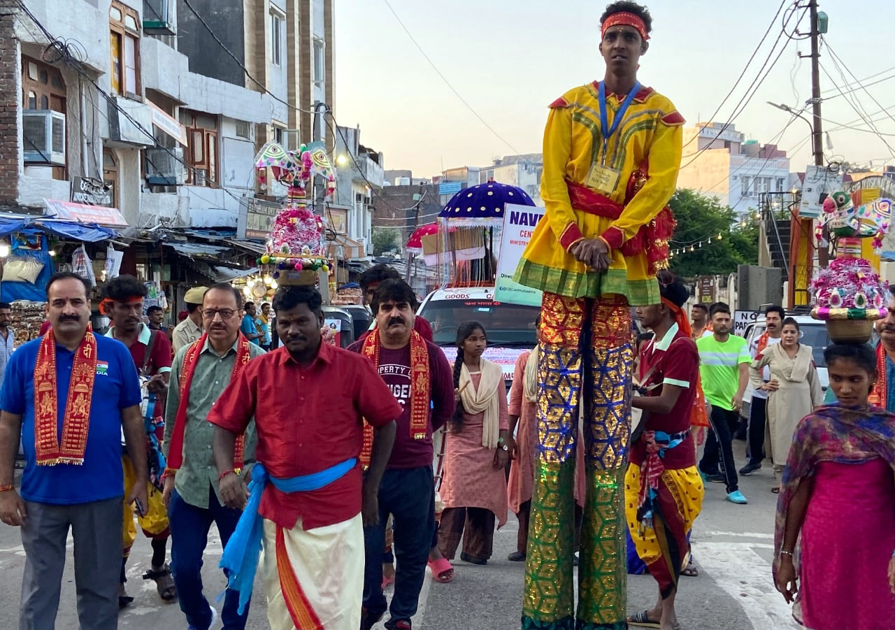 प्रभात फेरी में कालरात्री की भुमिका निभाते कलाकार व प्रभात फेरी निकालते श्रदालु व अन्य प्रभात फेरी में कालरात्री की भुमिका निभाते कलाकार व प्रभात फेरी निकालते श्रदालु व अन्य