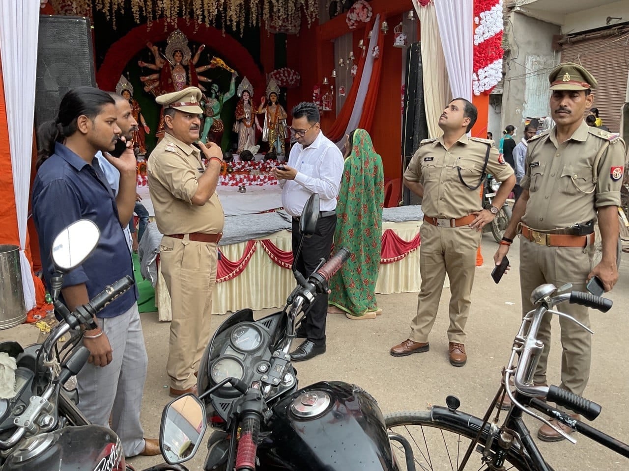 राबर्ट्सगंज स्थित पूजा पांडाल में अग्निशमन सुरक्षा की जांच करते एसडीएम रमेश कुमार और सीओ। राबर्ट्सगंज स्थित पूजा पांडाल में अग्निशमन सुरक्षा की जांच करते एसडीएम रमेश कुमार और सीओ।