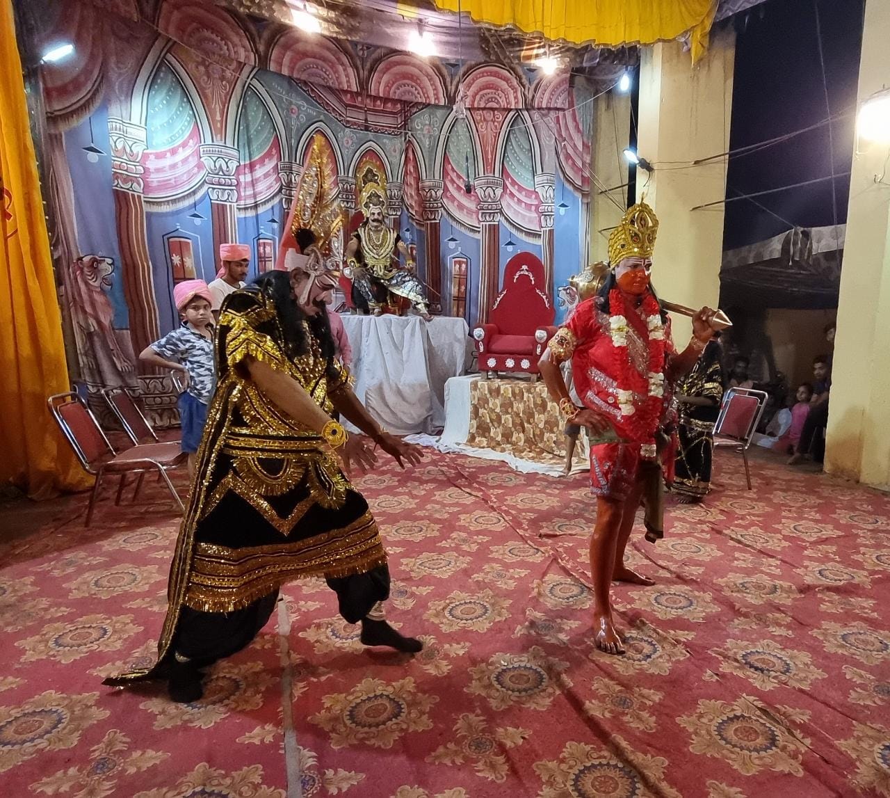 रामपुर मनिहारान की रामलीला में अंगद के पैर ही तरफ झुकते मेघनाद रामपुर मनिहारान की रामलीला में अंगद के पैर ही तरफ झुकते मेघनाद