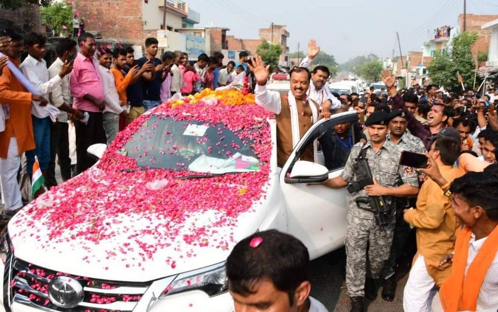 शहर में प्रवेश के समय डिप्टी सीएम केशव प्रसाद मौर्य का पुष्प वर्षा से स्वागत किया गया। संवाद शहर में प्रवेश के समय डिप्टी सीएम केशव प्रसाद मौर्य का पुष्प वर्षा से स्वागत किया गया। संवाद