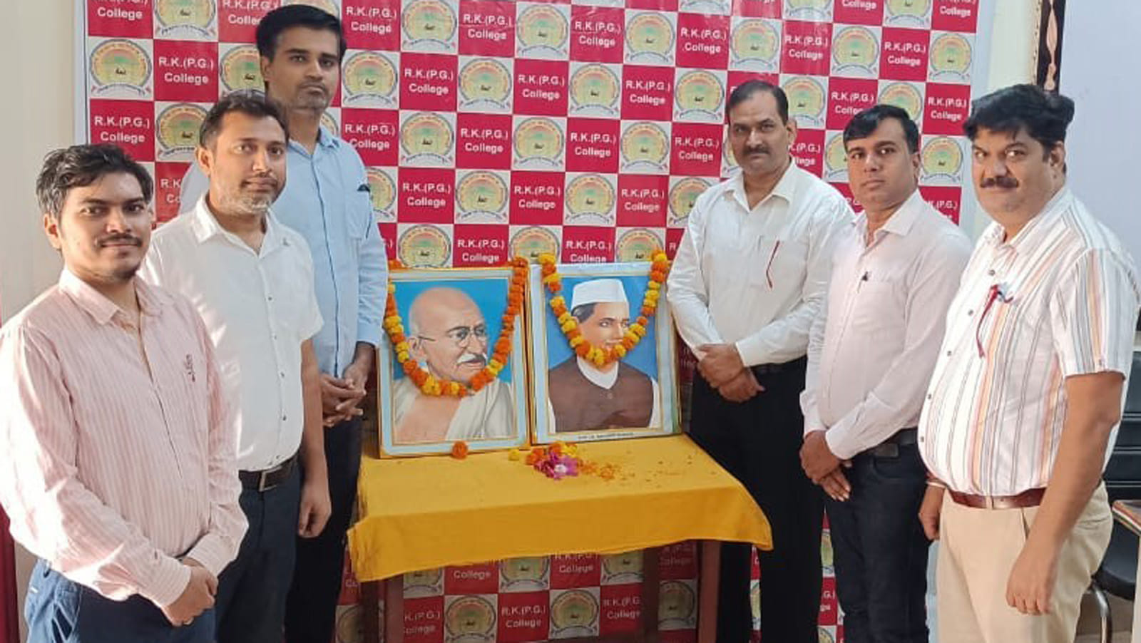 शामली आरके डिग्री कॉलेज में महात्मा गांधी व लालबहादुर शास्त्री के चित्र पर पुष्पअर्पित करते शिक