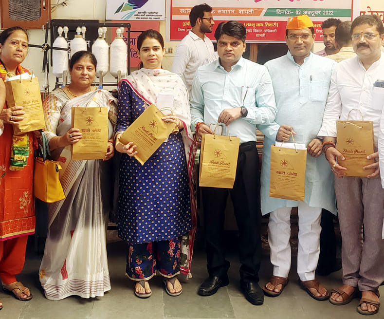 शामली कलक्ट्रेट में आयोजित खादी प्रदर्शनी में मौजूद डीएम, एडीएम व भाजपा कार्यकर्ता।