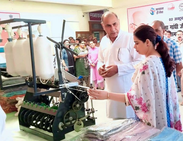 शामली कलक्ट्रेट में महात्मा गांधी जयंती पर खादी प्रदर्शनी का अवलोकन करती डीएम जसजीत कौर।