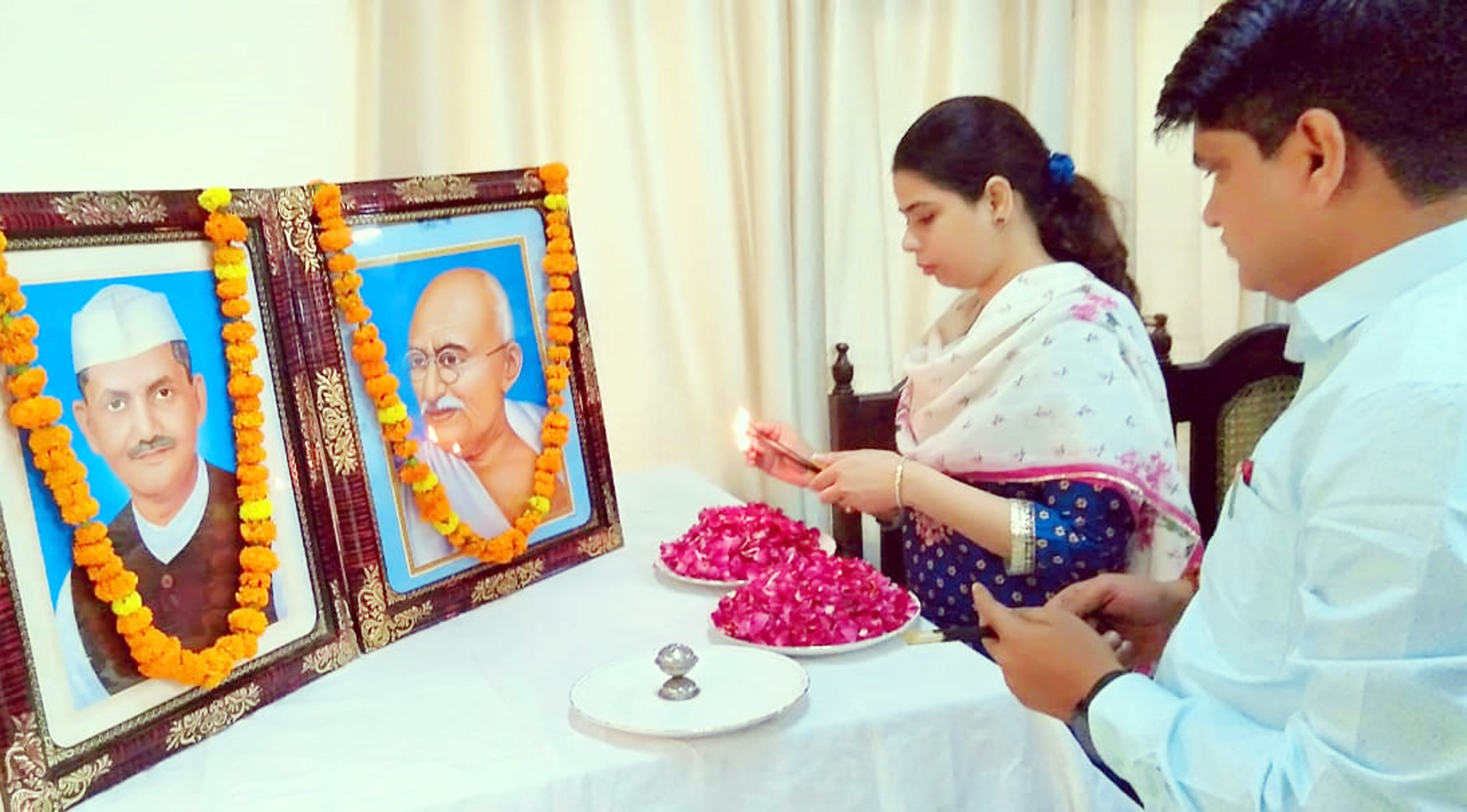 शामली कलक्ट्रेट में महात्मा गांधी व लालबहादुर शास्त्री के चित्र के समक्ष दीप जलाते डीएम व एडीएम?