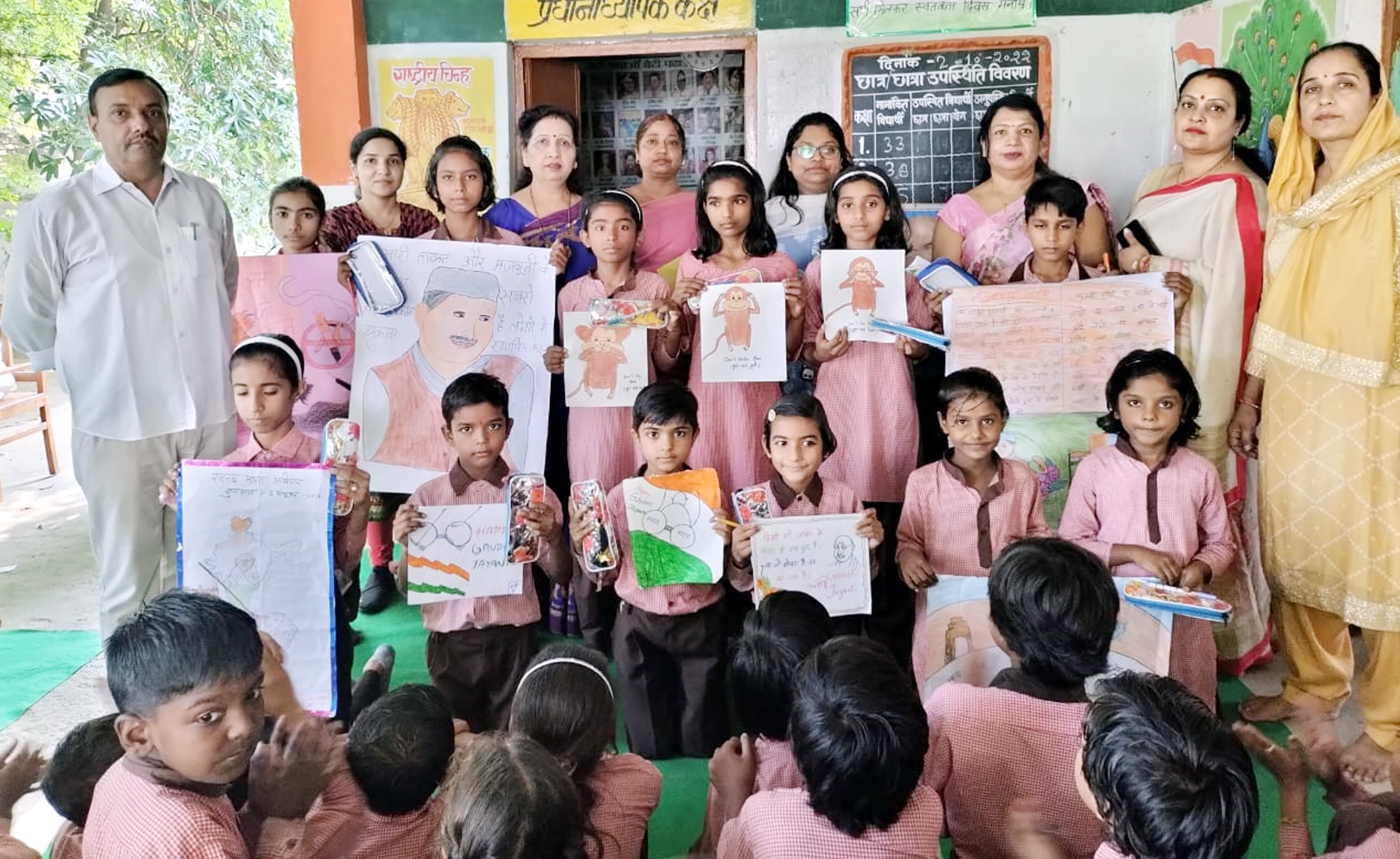 शामली क्षेत्र के मुंडेट प्राथमिक स्कूल में आयोजित चित्रकला प्रतियोगिता में भाग लेते बच्चे व लाय