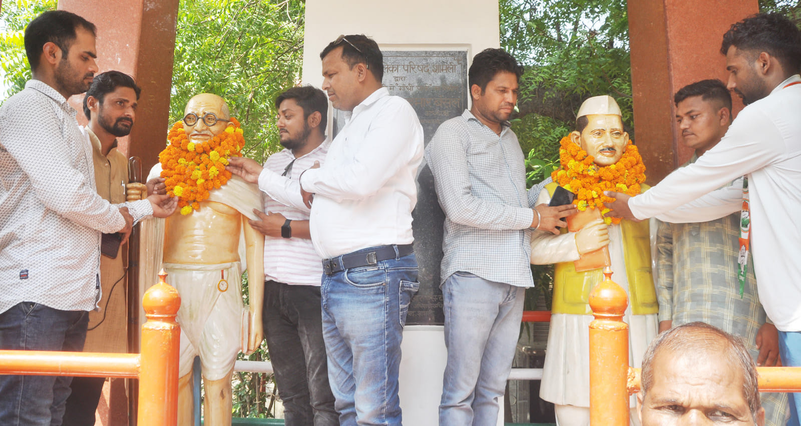 शामली में महात्मा गांधी व लालबहादुर शास्त्री की प्रतिमा पर माल्यापर्ण करते कांग्रेसी।
