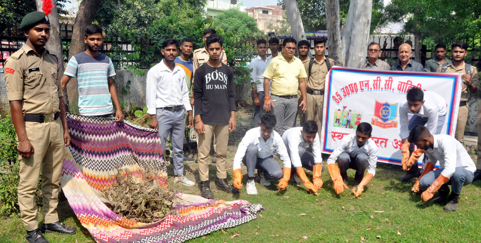 शामली में रेलवे स्टेशन पर स्वच्छता अभियान चलाते छात्र।