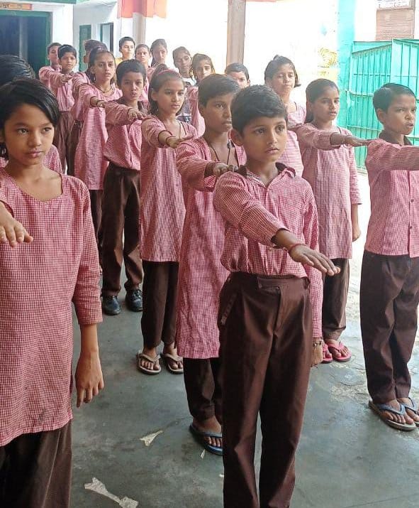 शामली रेलपार स्थित प्राथमिक विद्यालय में शपथ लेते छात्र छात्राएं।