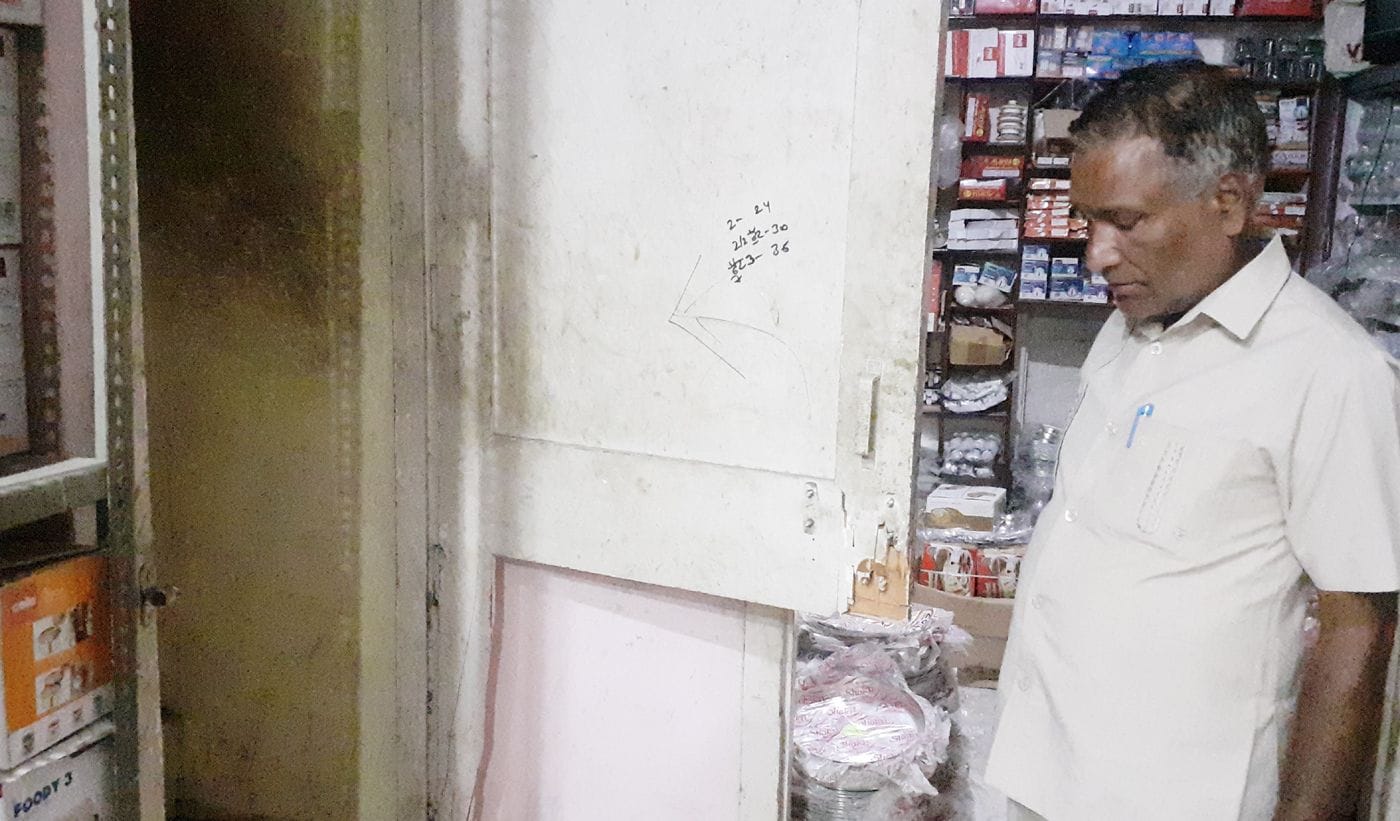 टोहाना में चोरी की घटना के बारे में जानकारी देते हुए दुकानदार। टोहाना में चोरी की घटना के बारे में जानकारी देते हुए दुकानदार।