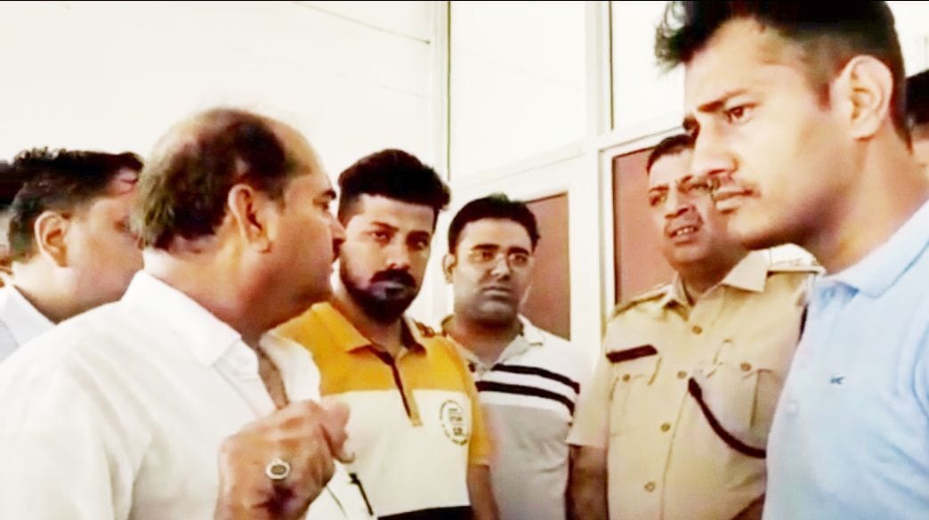 टोहाना शहर थाना में डीएसपी से बातचीत करते हुए व्यापारी नेता। टोहाना शहर थाना में डीएसपी से बातचीत करते हुए व्यापारी नेता।