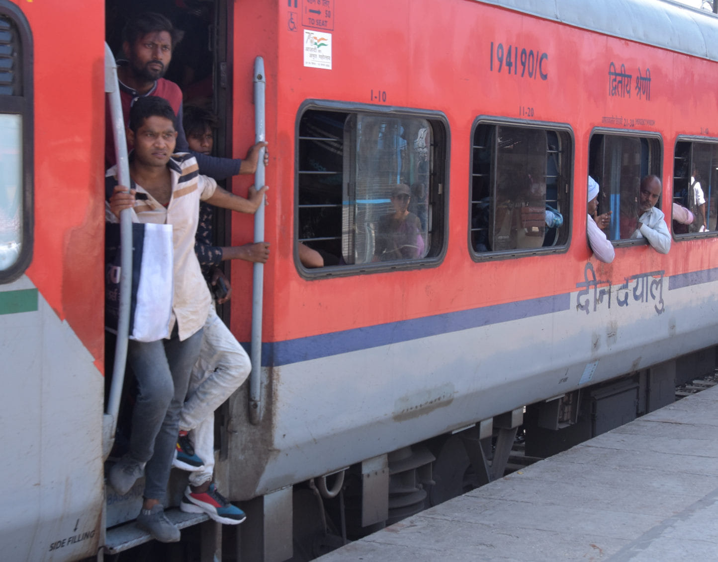 ट्रेन में सीट न मिल पाने की वजह से दरवाजे पर खड़े यात्री। ट्रेन में सीट न मिल पाने की वजह से दरवाजे पर खड़े यात्री।