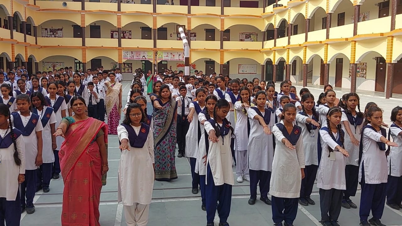 धामपुर के शिखर स्कूल में सत्य व अहिंसा के धर्म पर चलने का संकल्प ग्रहण करते स्कूली बच्चें