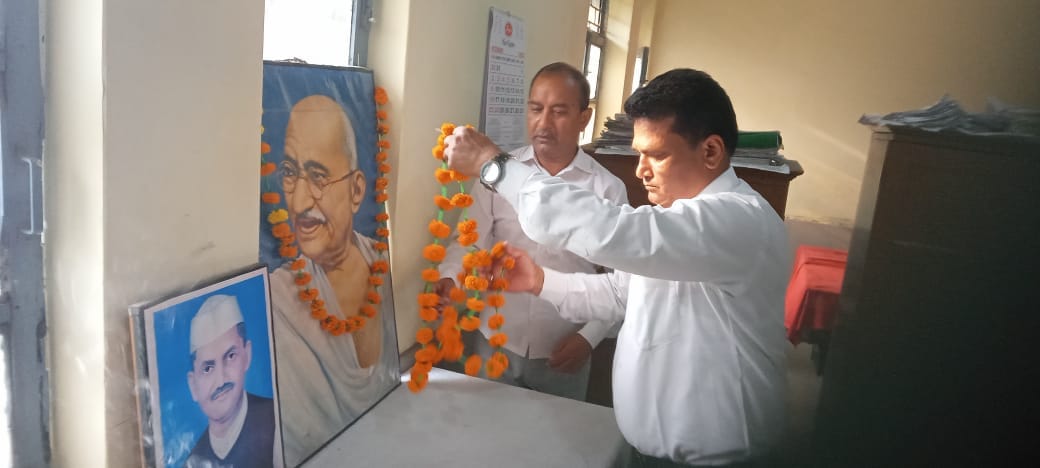 धामपुर तहसील में संपन्न हुए कार्यक्रम में माल्यार्पण करते एसडीएम मनोज कुमार सिंह