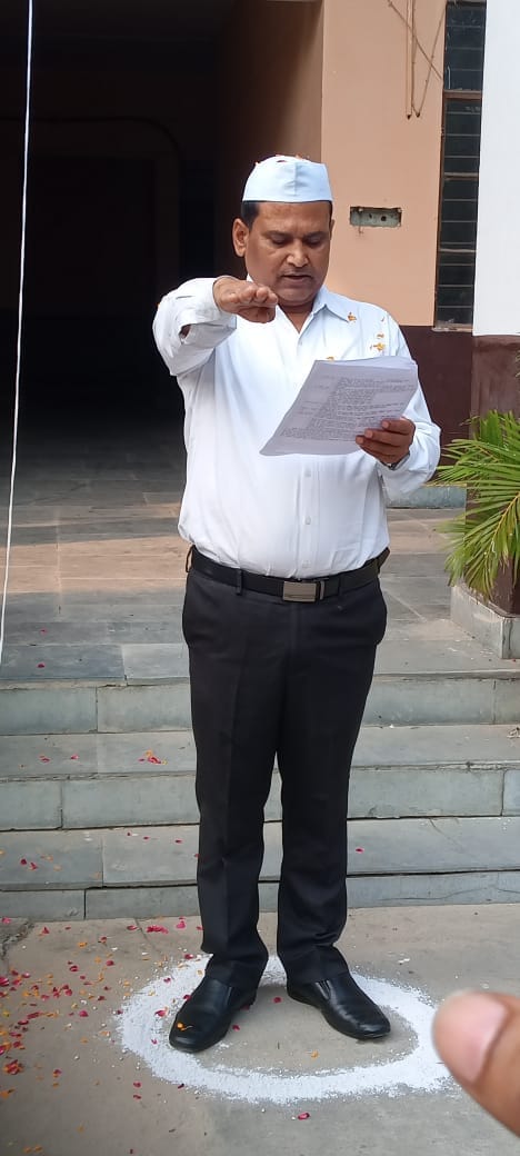 धामपुर तहसील में संपन्न कार्यक्रम में अधिकारियों ,कर्मचारियों को शपथ ग्रहण कराते एसडीएम मनोज कु