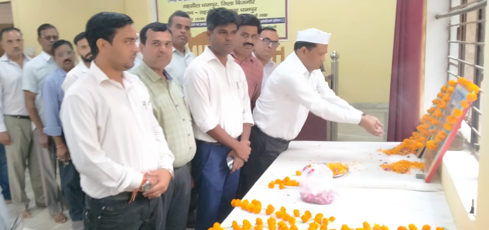 धामपुर तहसील सभागार में गांधी जी,लाल बहादुर शास्त्री को स्टाफ के साथ श्रद्धा सुमन अर्पित करते एस?