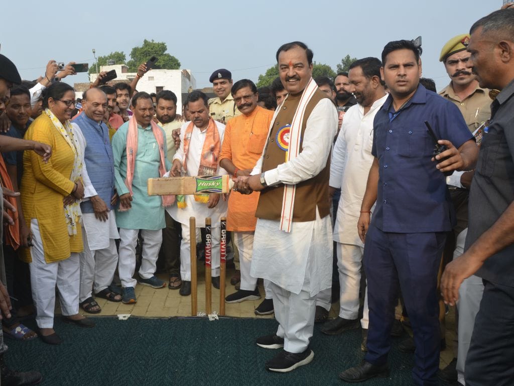 उझानी में बाबू जी कल्याण सिंह मैमोरियल क्रिकेट प्रीमियम लीग का उदघाटन करते डिप्टी सीएम। संवाद उझानी में बाबू जी कल्याण सिंह मैमोरियल क्रिकेट प्रीमियम लीग का उदघाटन करते डिप्टी सीएम। संवाद