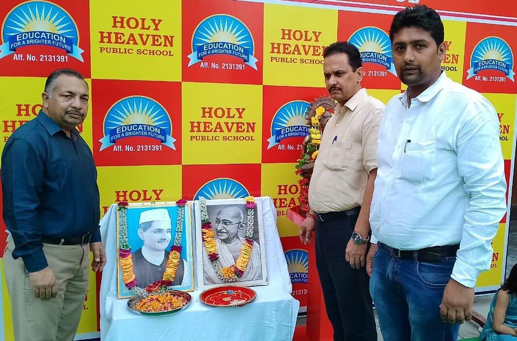 ऊन के होली हेवन स्कूल में  महात्मा गांधी व लाल बहादुर शास्त्री को नमन करते शिक्षक।