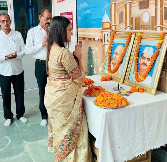 ऊन तहसील में माहत्मा गांधी व लाल बहादुर शास्त्री को नमन करती एसडीएम निकिता शर्मा।