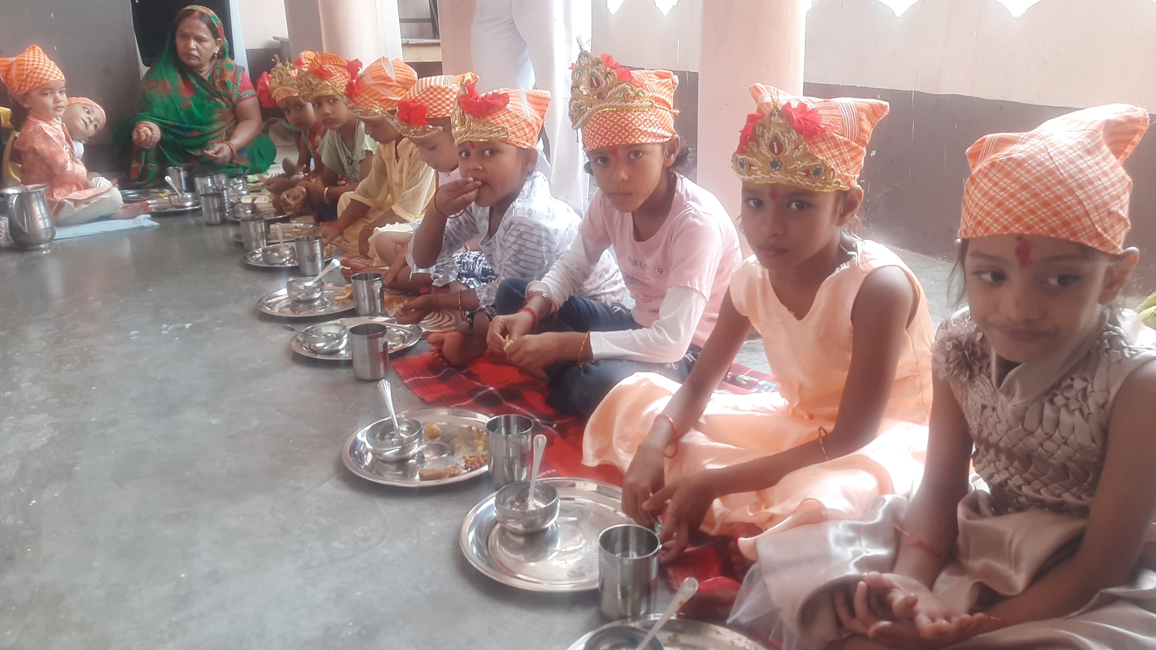 अमर ला में शारदीय नवरात्र की महाअष्टमी कन्या पूजन के दौरान प्रसाद ग्रहण करतीं बच्चियां।संवाद अमर ला में शारदीय नवरात्र की महाअष्टमी कन्या पूजन के दौरान प्रसाद ग्रहण करतीं बच्चियां।संवाद