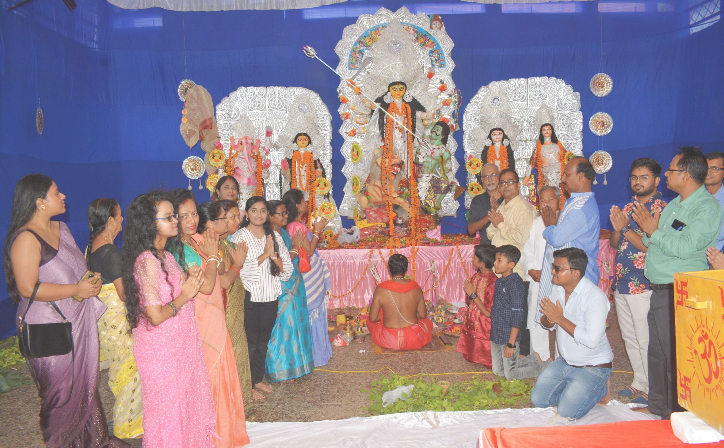 फोटो-13- अग्रवाल धर्मशाला के दुर्गा पंडाल में मौजूद श्रद्धालु फोटो-13- अग्रवाल धर्मशाला के दुर्गा पंडाल में मौजूद श्रद्धालु