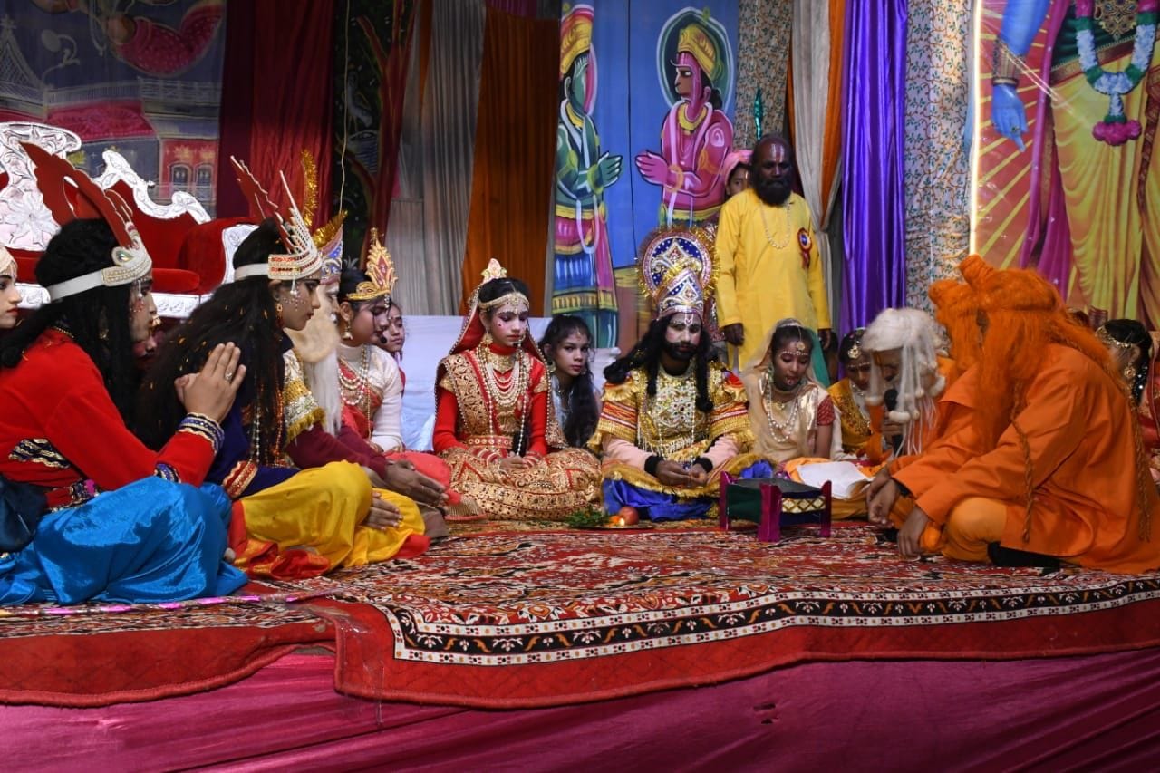 गरमपानी में आयोजित रामलीला में मंचन करते कलाकार। संवाद गरमपानी में आयोजित रामलीला में मंचन करते कलाकार। संवाद