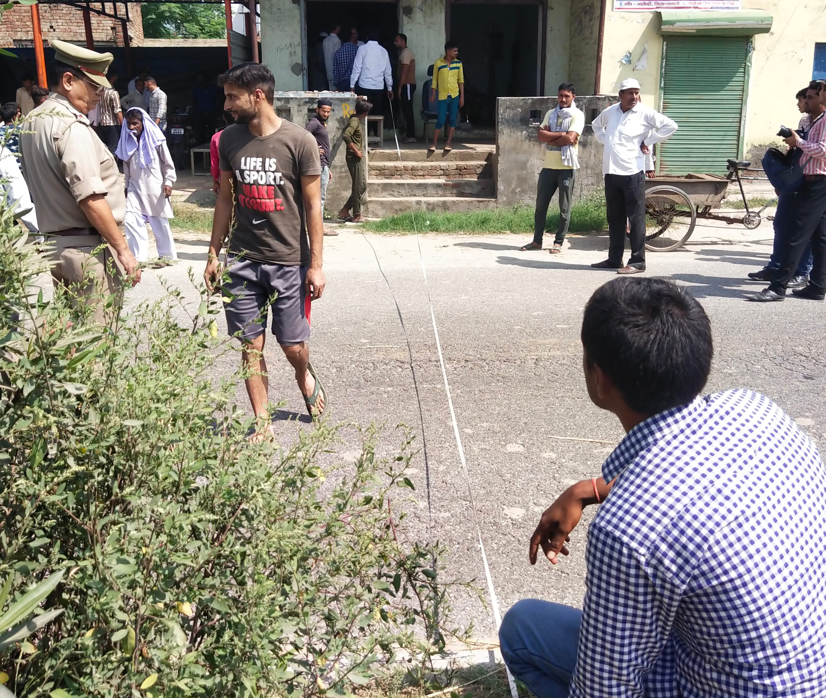 झिंझाना के गांव टपराना में सड़क को नापती एनएचएआई की टीम। झिंझाना के गांव टपराना में सड़क को नापती एनएचएआई की टीम।