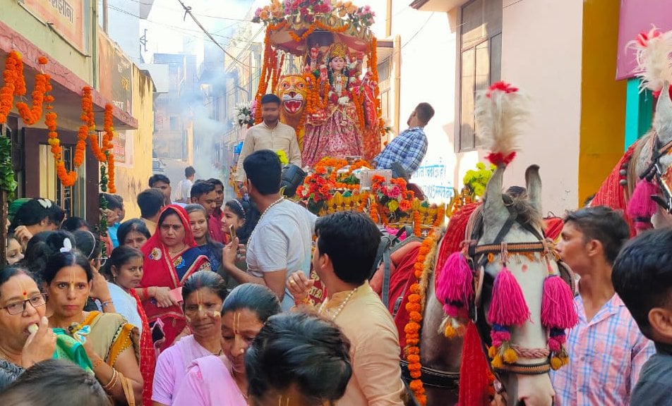 झिंझाना में निकली मां दुर्गा की शोभा यात्रा। झिंझाना में निकली मां दुर्गा की शोभा यात्रा।