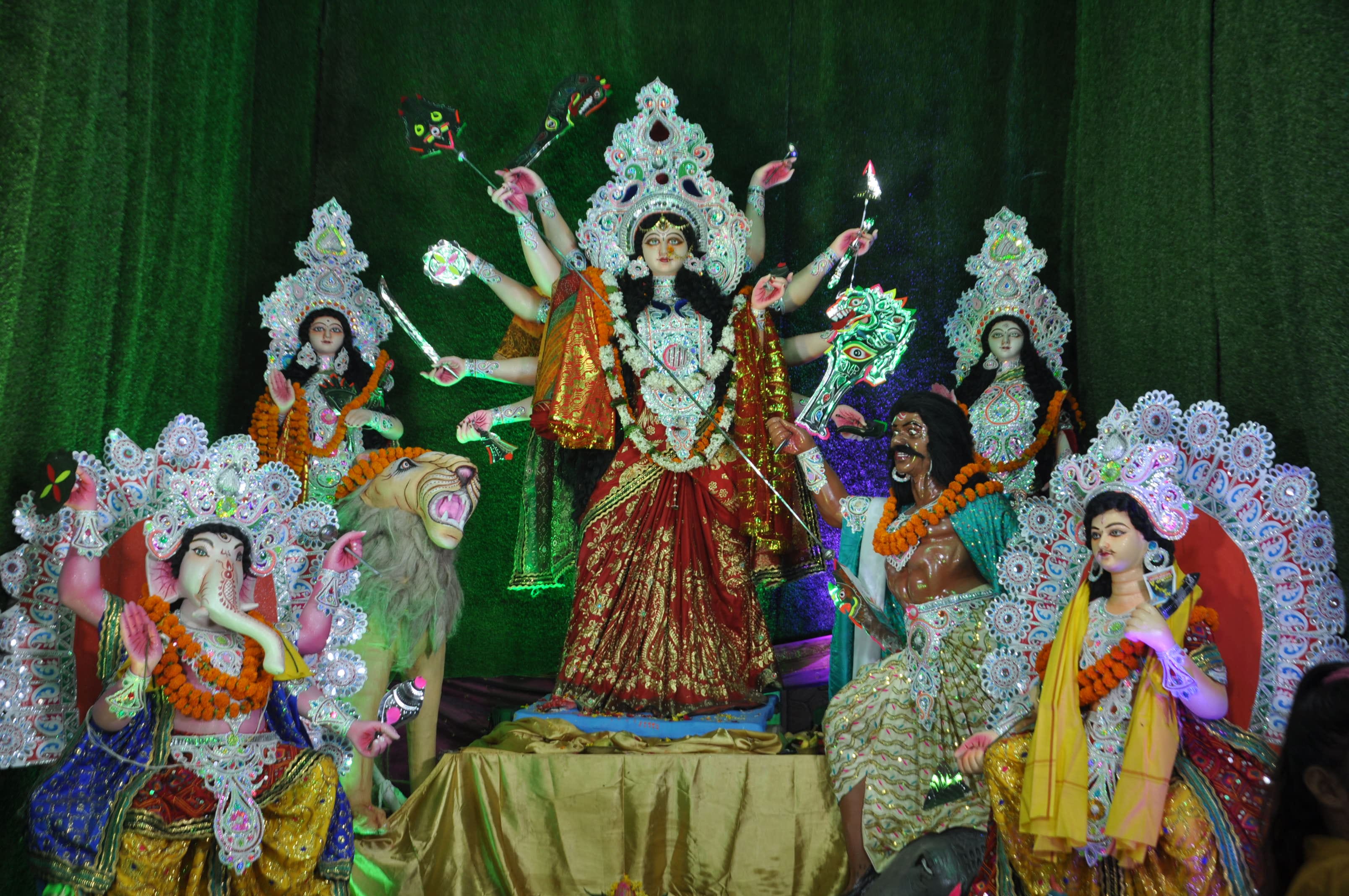 नगर के गोला बाजार में स्थापित मां दुर्गा प्रतिमा।संवाद नगर के गोला बाजार में स्थापित मां दुर्गा प्रतिमा।संवाद