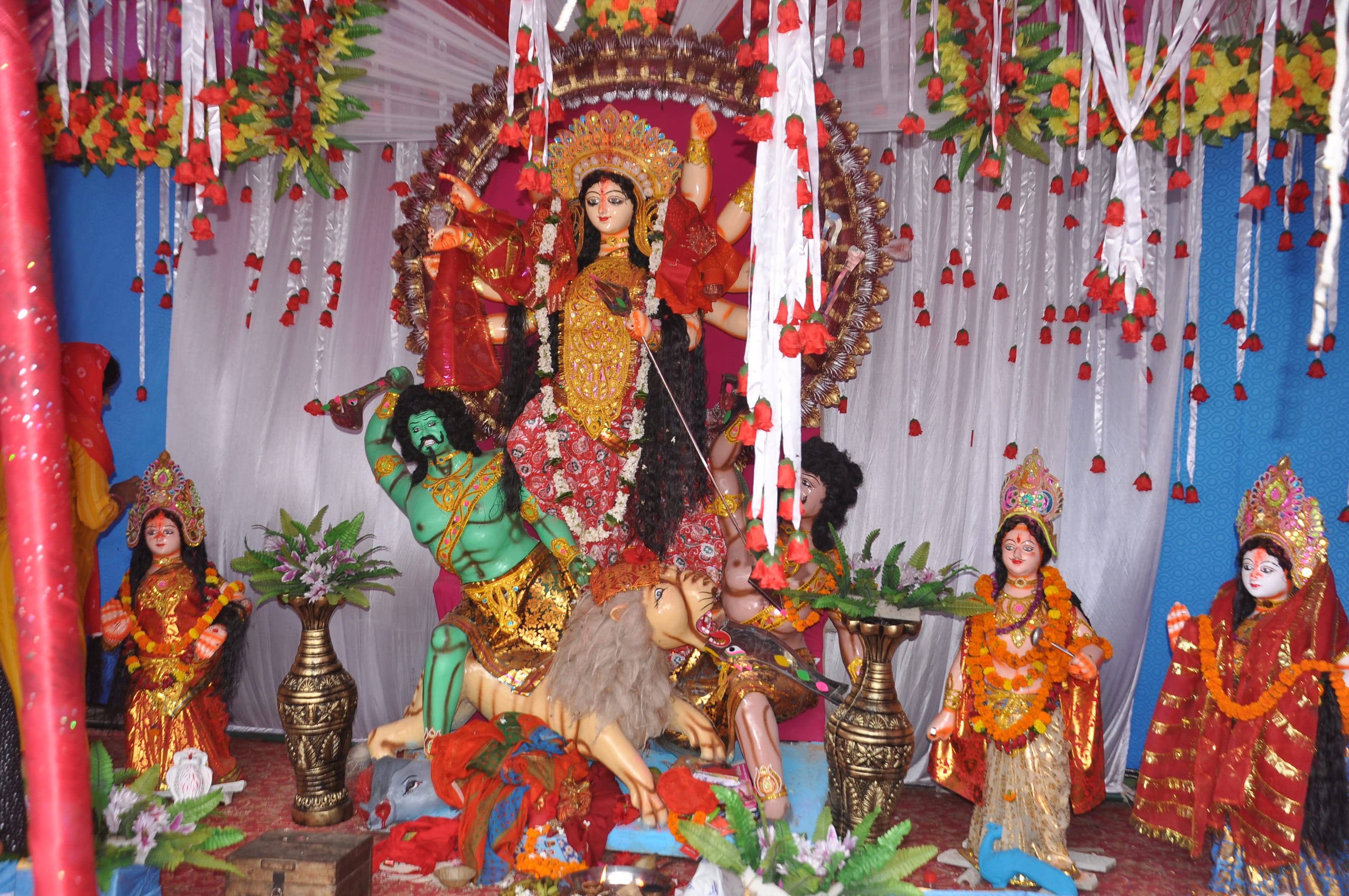 नगर के सहादतपुरा स्थित स्वदेशी काटन मिल के पास सजे पंडाल में विराजमान मां दुर्गा।संवाद नगर के सहादतपुरा स्थित स्वदेशी काटन मिल के पास सजे पंडाल में विराजमान मां दुर्गा।संवाद