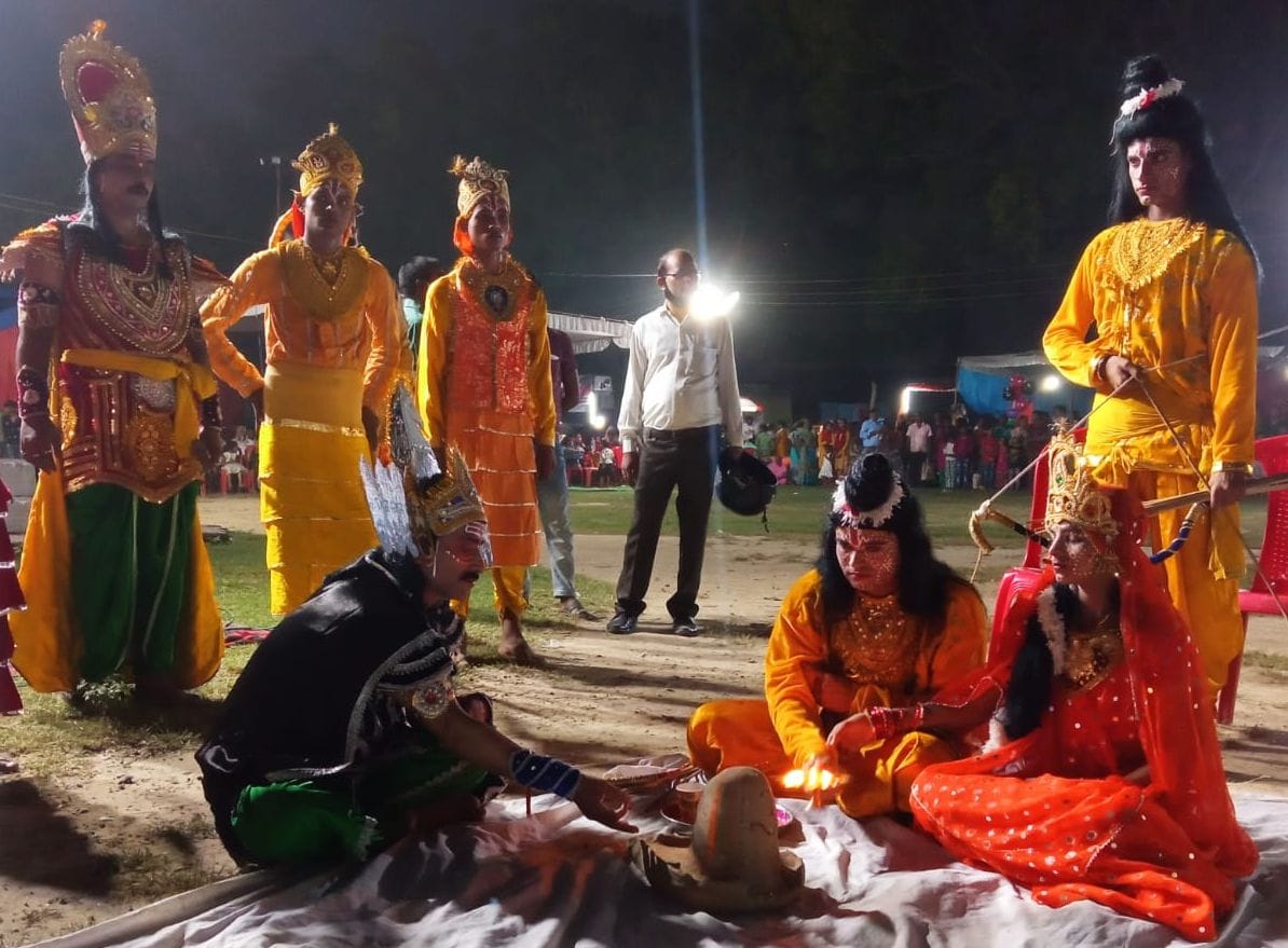पीलीभीत में चल रही रामलीला में सोमवार को मंचन करते कलाकार। संवाद