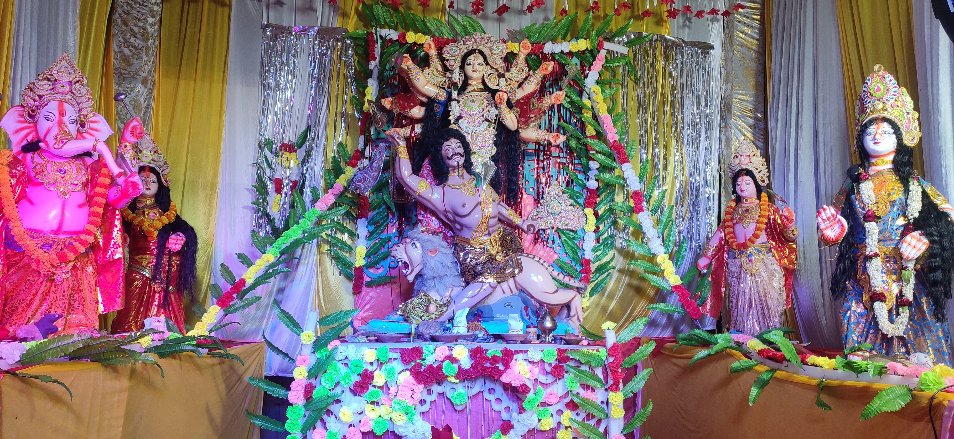 परदहां ब्लाक के पिपरीडीह में स्थापित मां दुर्गा की प्रतिमा।संवाद परदहां ब्लाक के पिपरीडीह में स्थापित मां दुर्गा की प्रतिमा।संवाद