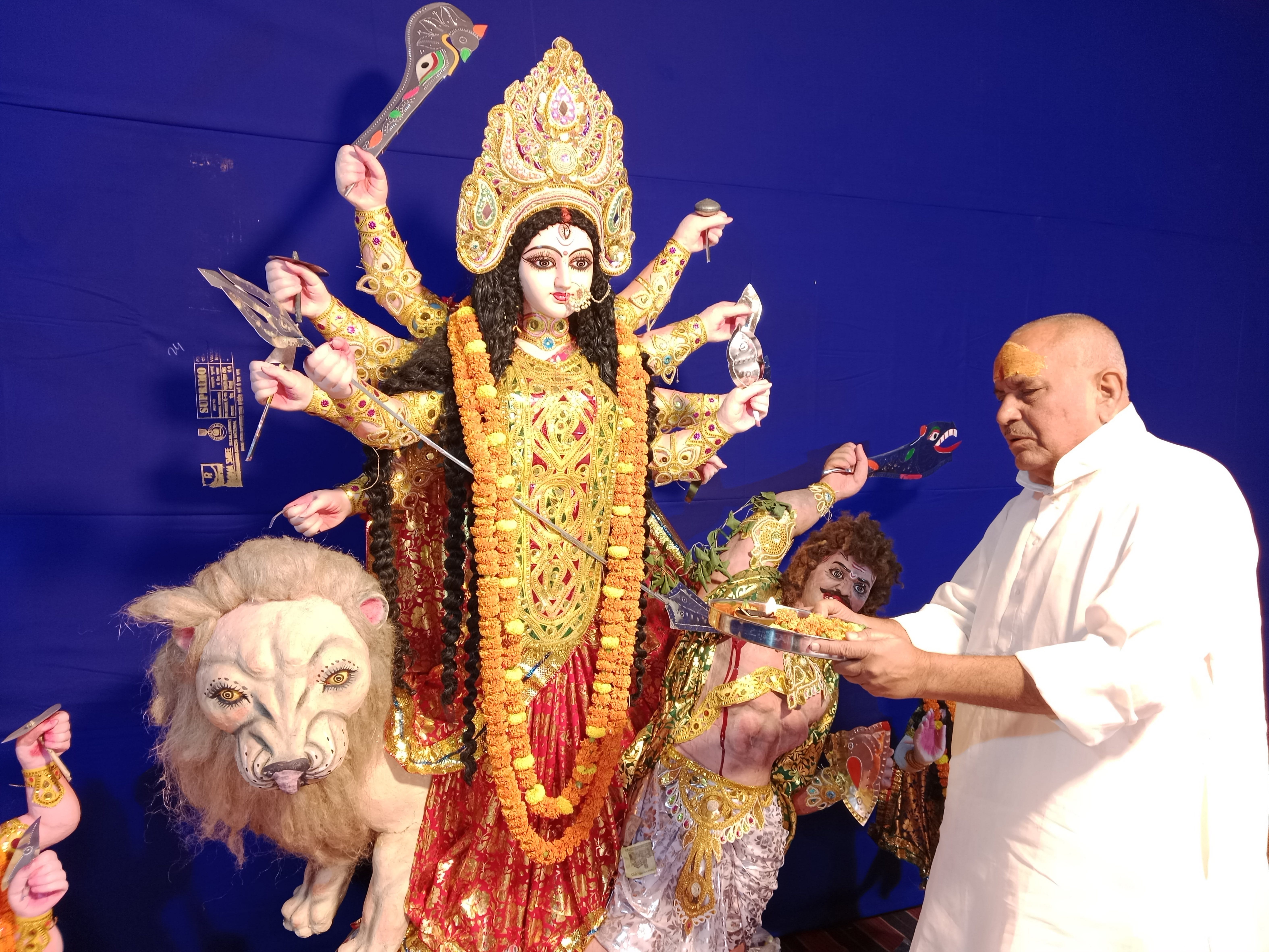 राबर्ट्सगंज बढ़ौली चौक के समीप आटो मोबाइल्स संघ पूजा पांडाल में दुर्गा पुजन करते संरक्षक रामशक? राबर्ट्सगंज बढ़ौली चौक के समीप आटो मोबाइल्स संघ पूजा पांडाल में दुर्गा पुजन करते संरक्षक रामशक?
