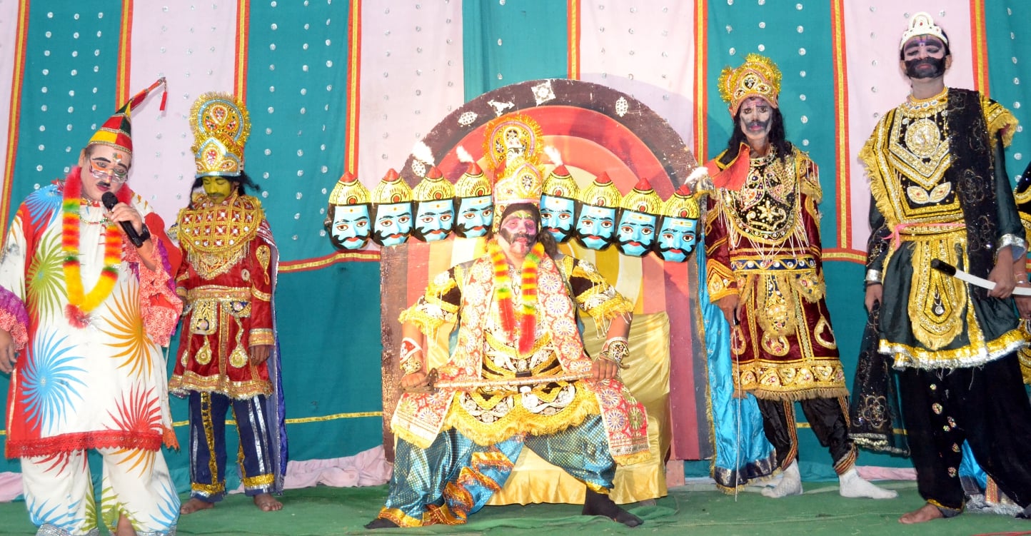 शामली में हनुमान धाम पर रामलीला का मंचन करते कलाकार।