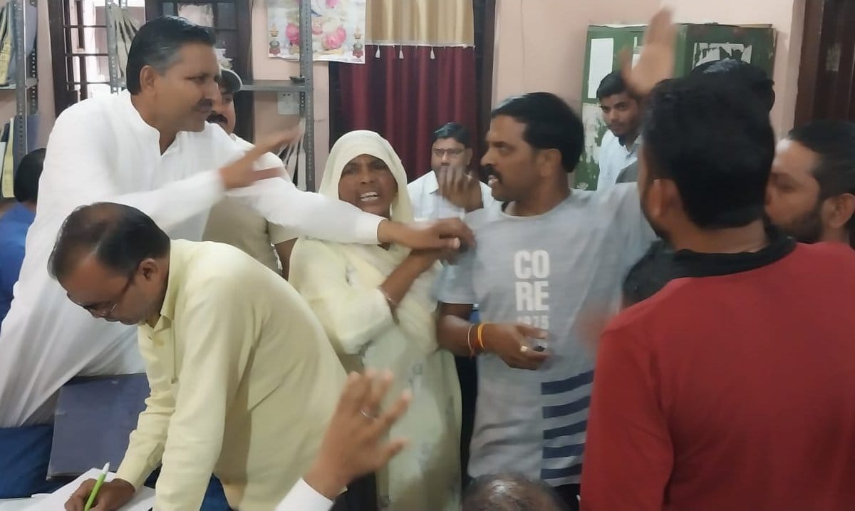 शामली नगर पालिका में नामांकन के दौरान हंगामा करते सफाई कर्मचारी। शामली नगर पालिका में नामांकन के दौरान हंगामा करते सफाई कर्मचारी।