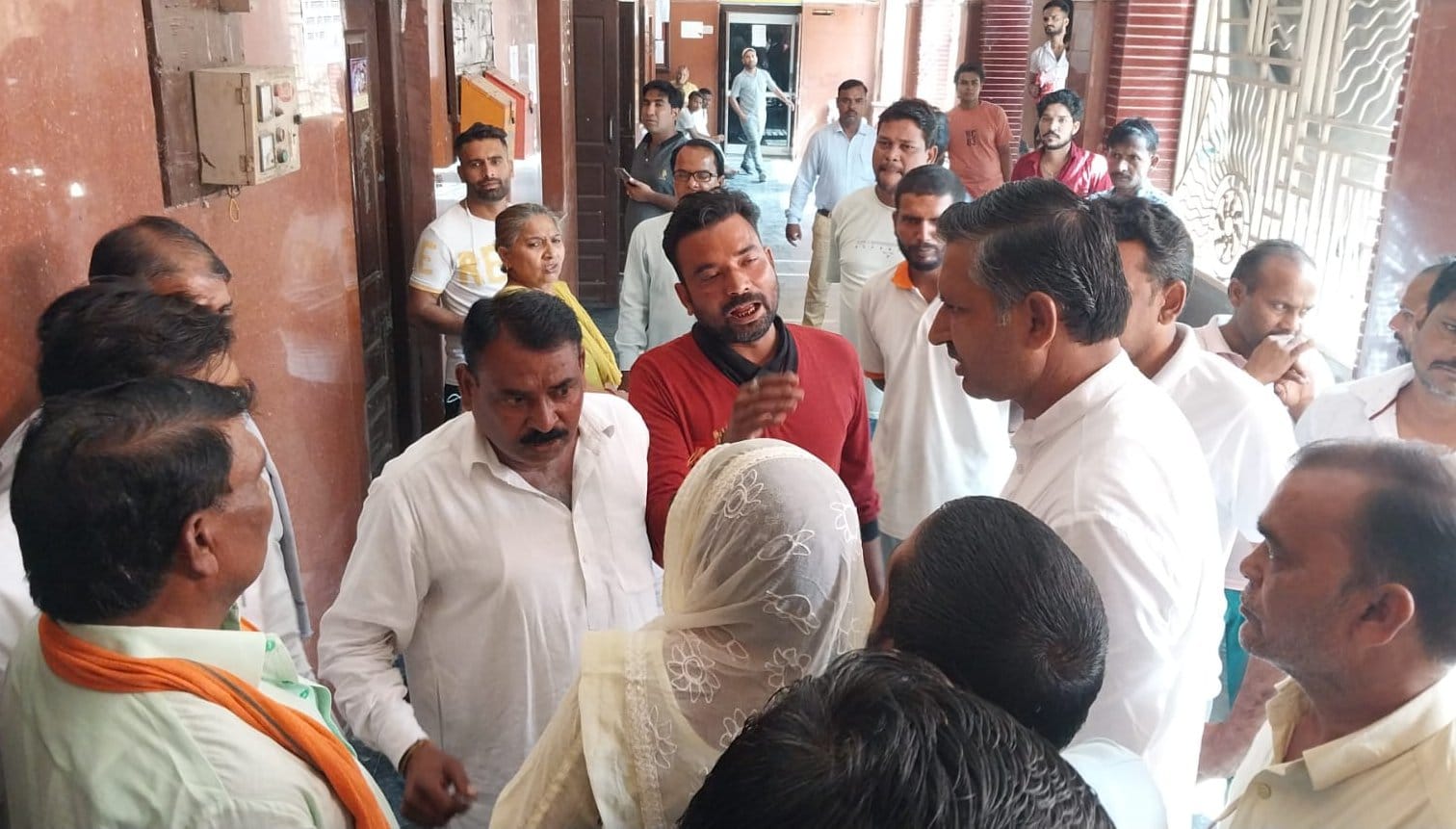 शामली नगर पालिका में नामांकन के दौरान हंगामा करते सफाई कर्मचारी। शामली नगर पालिका में नामांकन के दौरान हंगामा करते सफाई कर्मचारी।