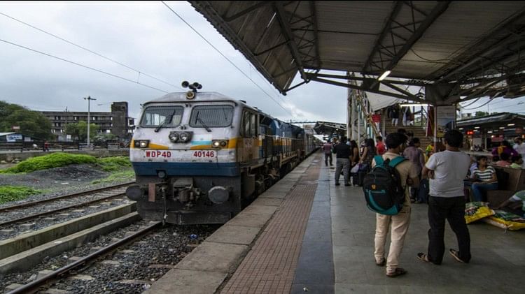 ভারতীয় রেল: হোয়াটসঅ্যাপে ট্রেনের লাইভ স্ট্যাটাসও চেক করতে পারেন, জেনে নিন কী পদ্ধতি